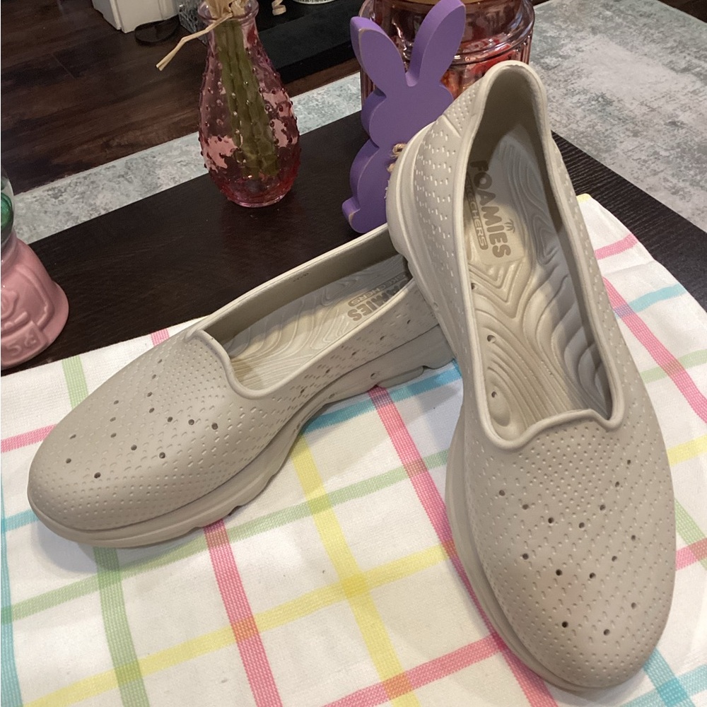 NWOT - Skechers Foamies Go Walk 5 - Cream - Perforated Comfort Flats - Sz 10!
